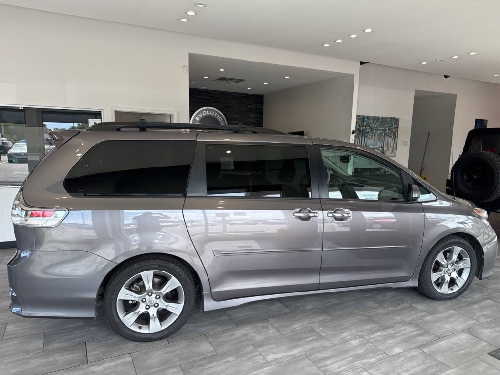 2014 Toyota Sienna Image 28