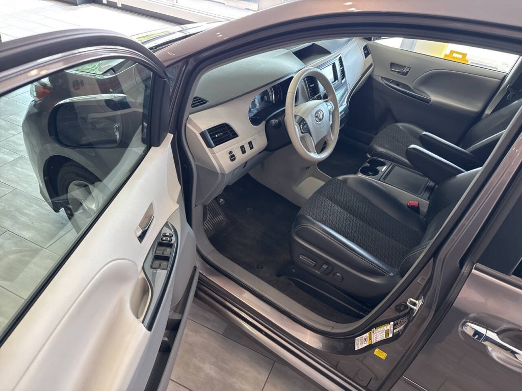 2014 Toyota Sienna Image 36