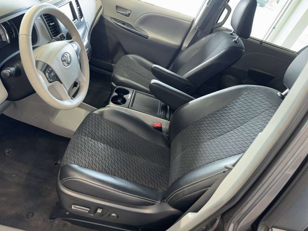 2014 Toyota Sienna Image 37