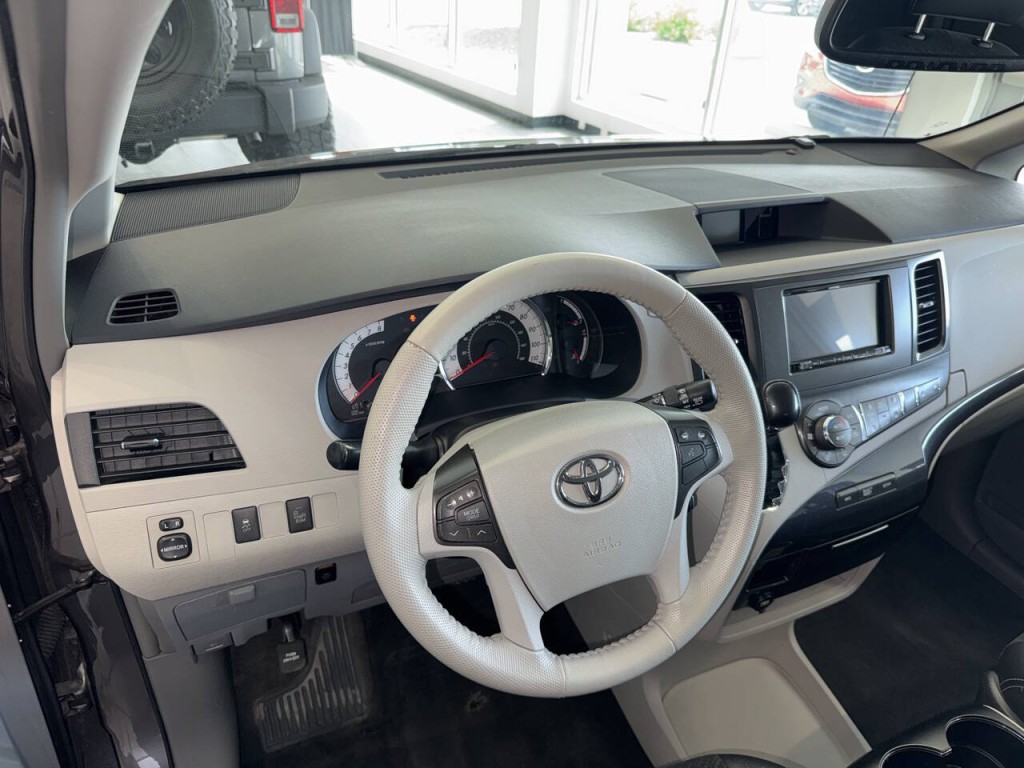 2014 Toyota Sienna Image 38