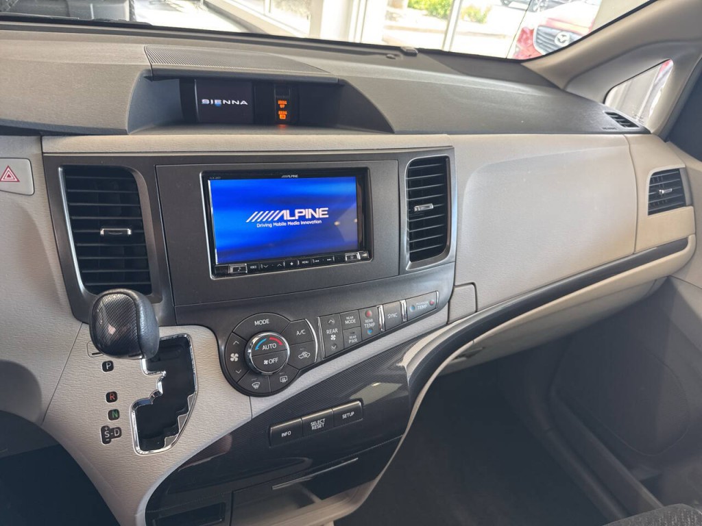 2014 Toyota Sienna Image 39
