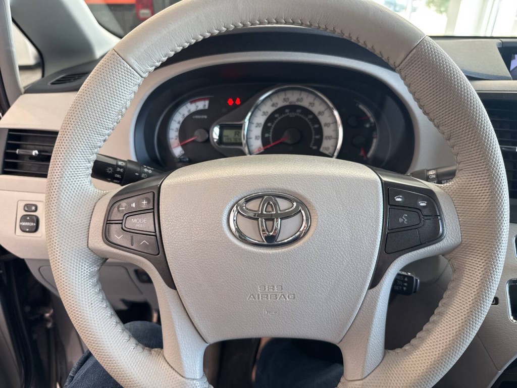 2014 Toyota Sienna Image 40