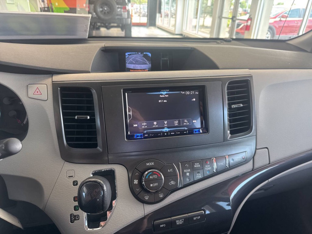 2014 Toyota Sienna Image 46