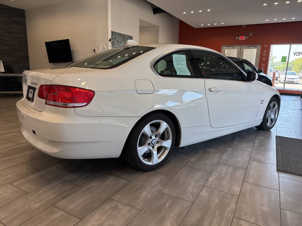 2010 BMW 3 Series Image 7