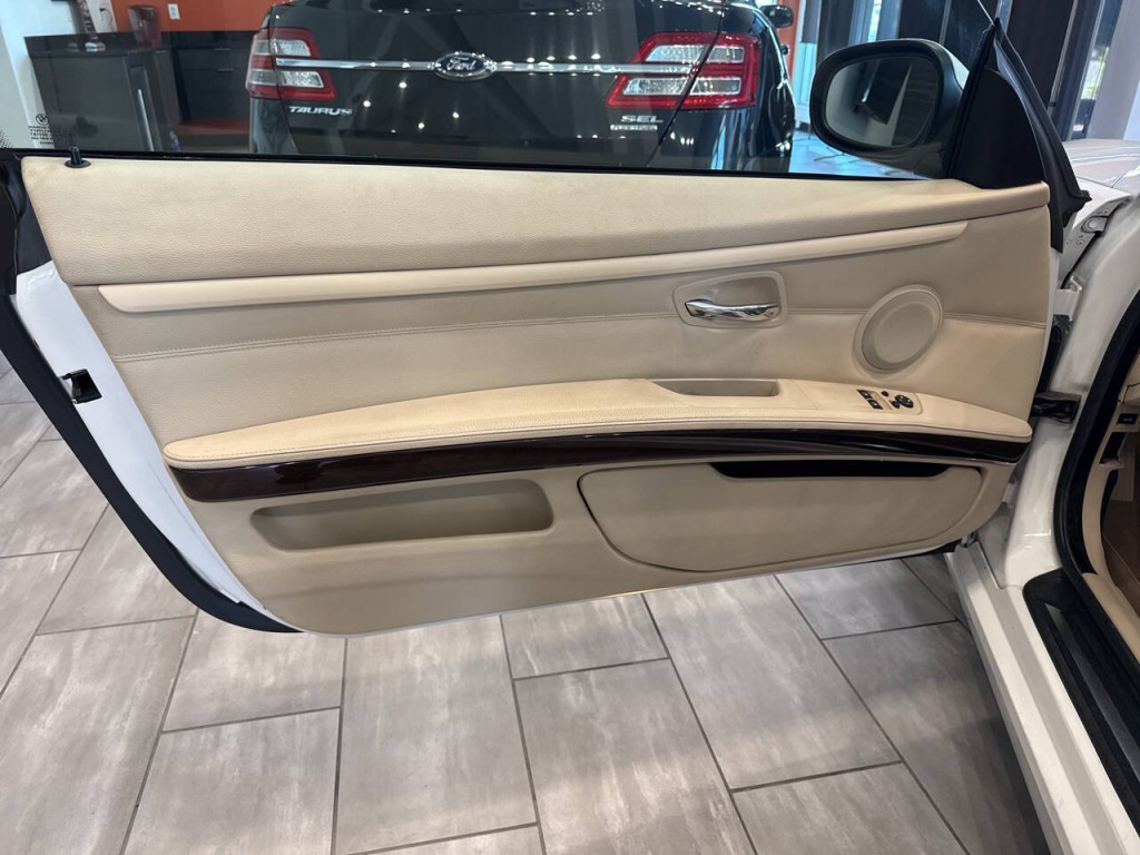 2010 BMW 3 Series Image 12