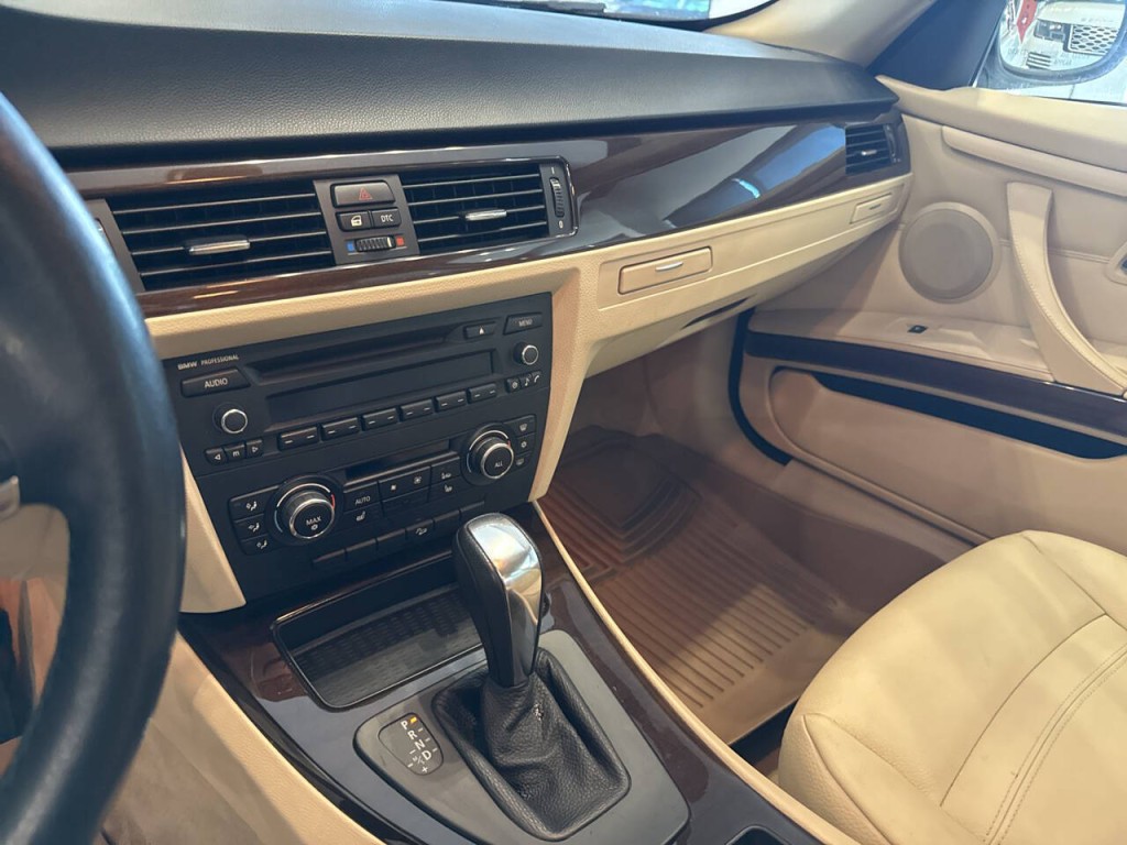 2010 BMW 3 Series Image 16