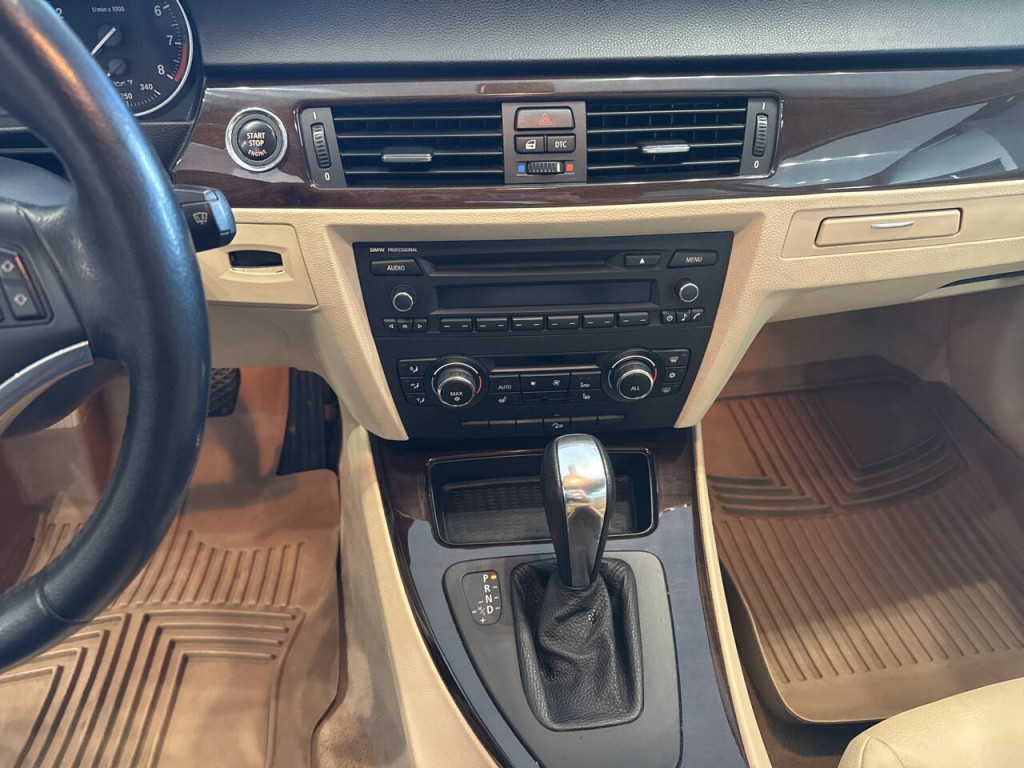 2010 BMW 3 Series Image 17