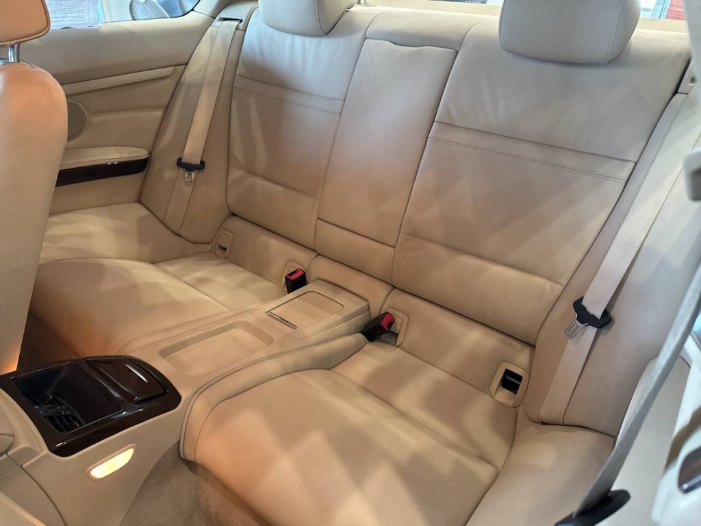 2010 BMW 3 Series Image 21