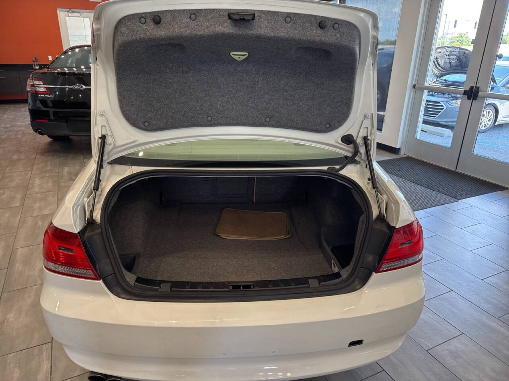 2010 BMW 3 Series Image 24