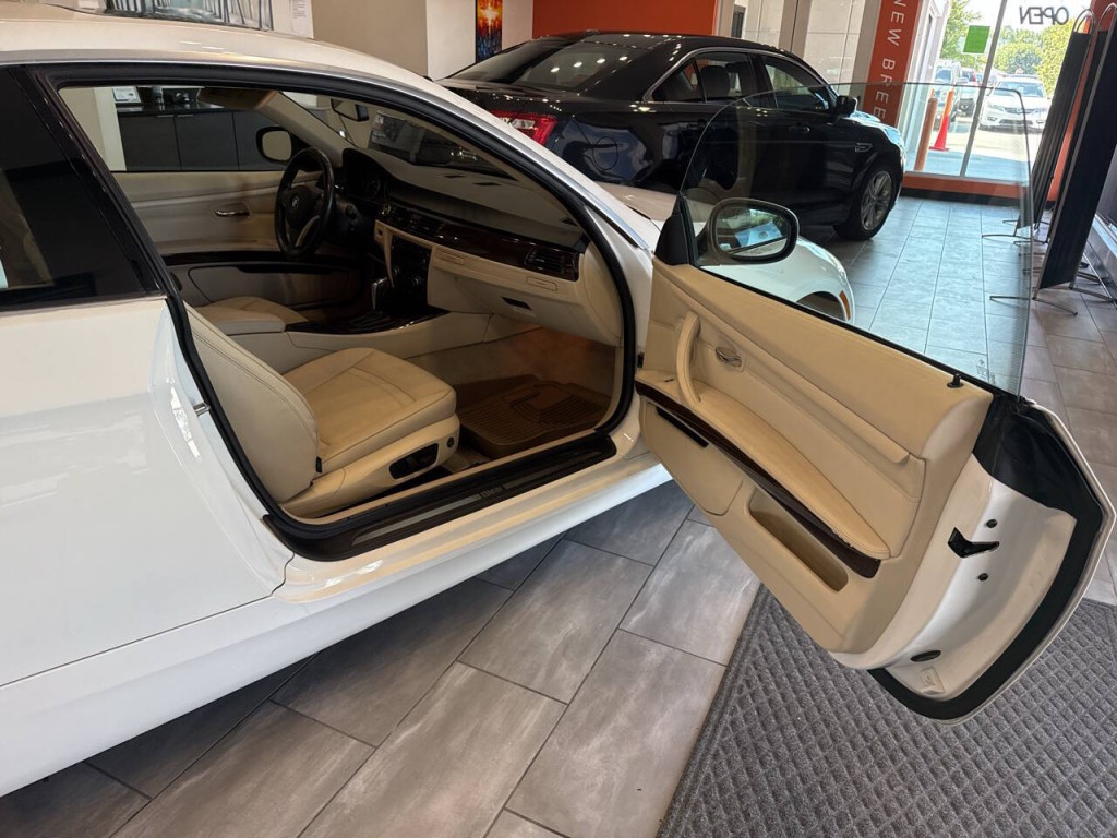 2010 BMW 3 Series Image 26