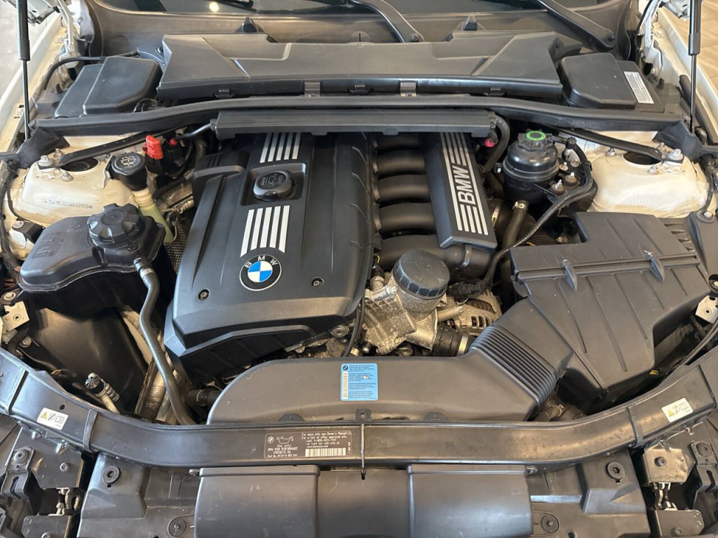 2010 BMW 3 Series Image 35