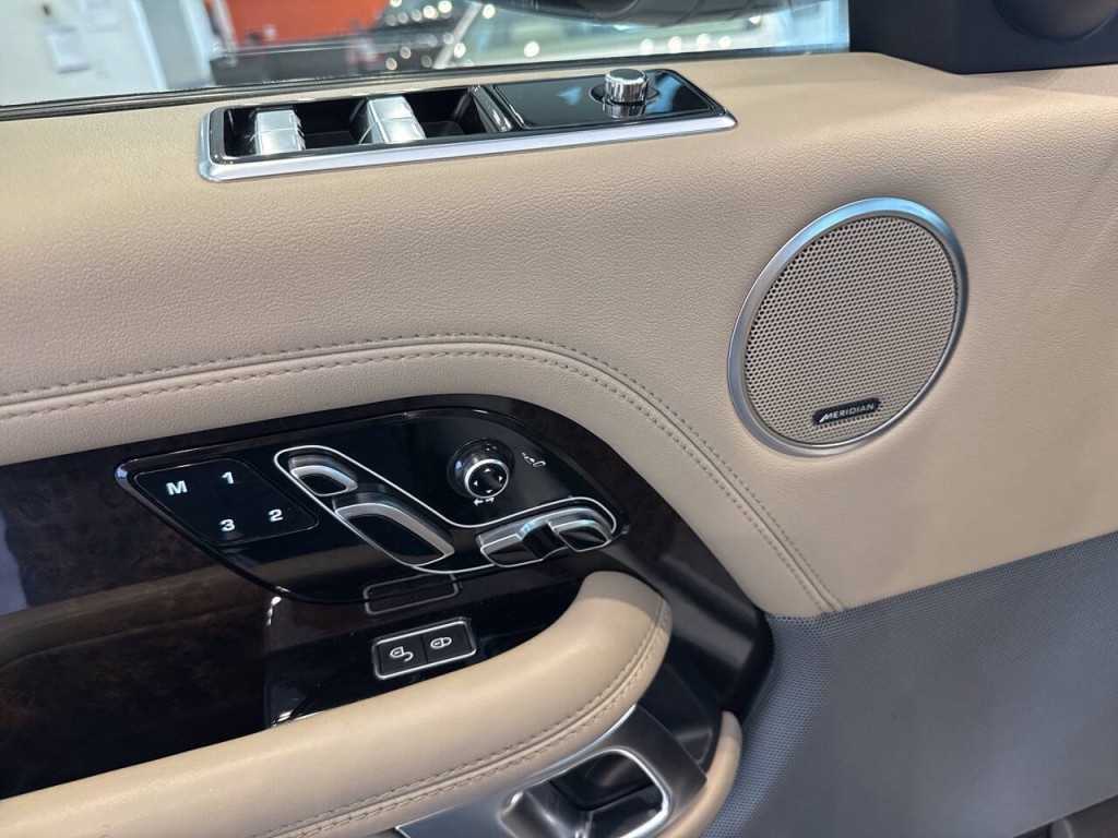 2018 Land Rover Range Rover Image 19