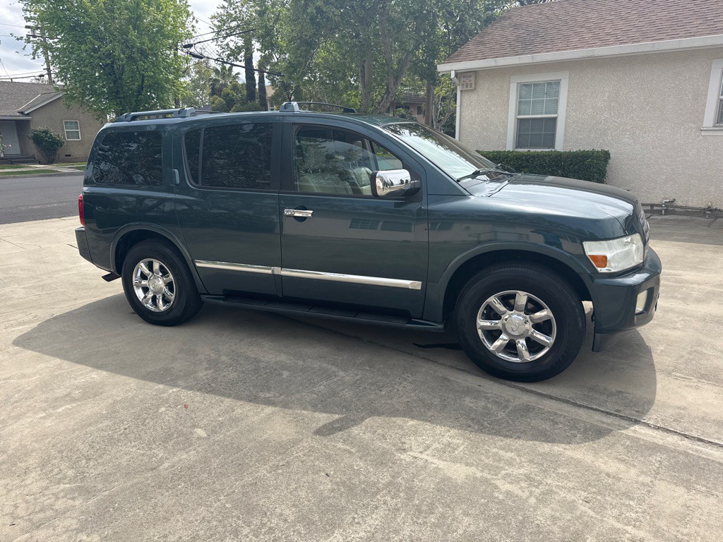 2004 INFINITI QX56 Image 2