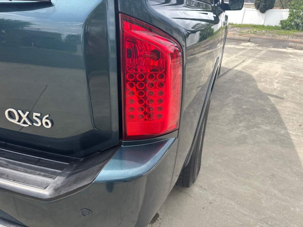2004 INFINITI QX56 Image 4