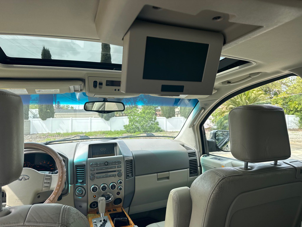 2004 INFINITI QX56 Image 8