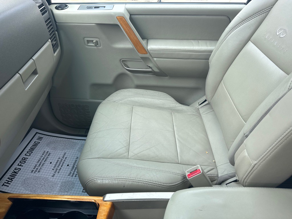 2004 INFINITI QX56 Image 11