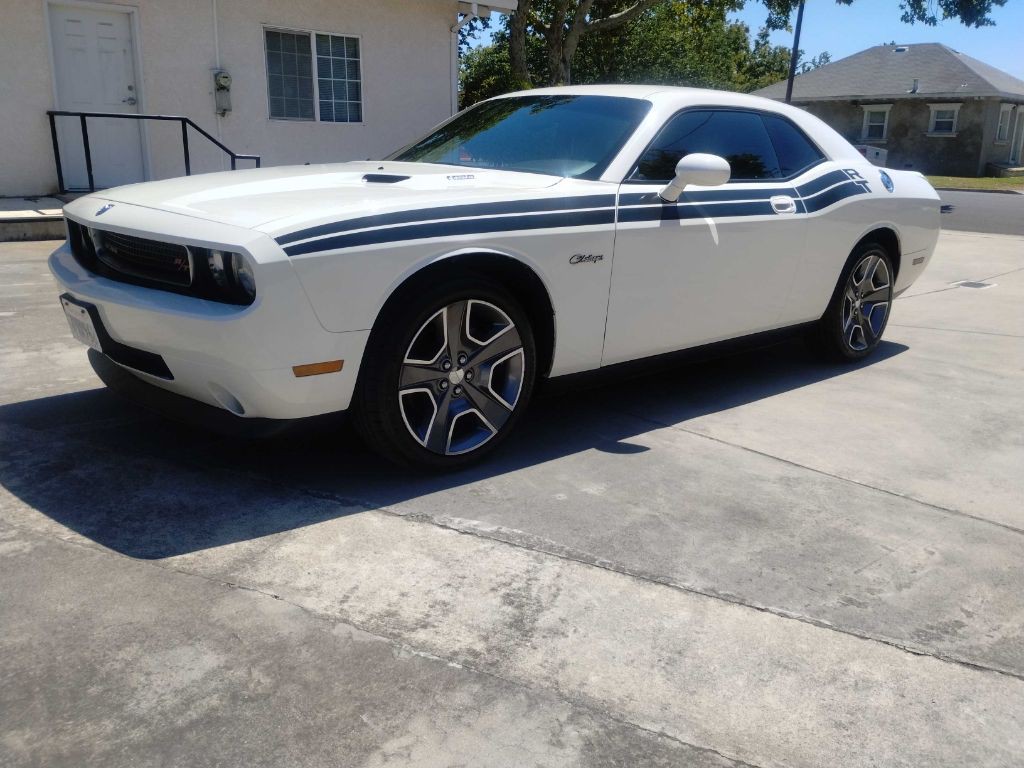 2010 Dodge Challenger Image 2