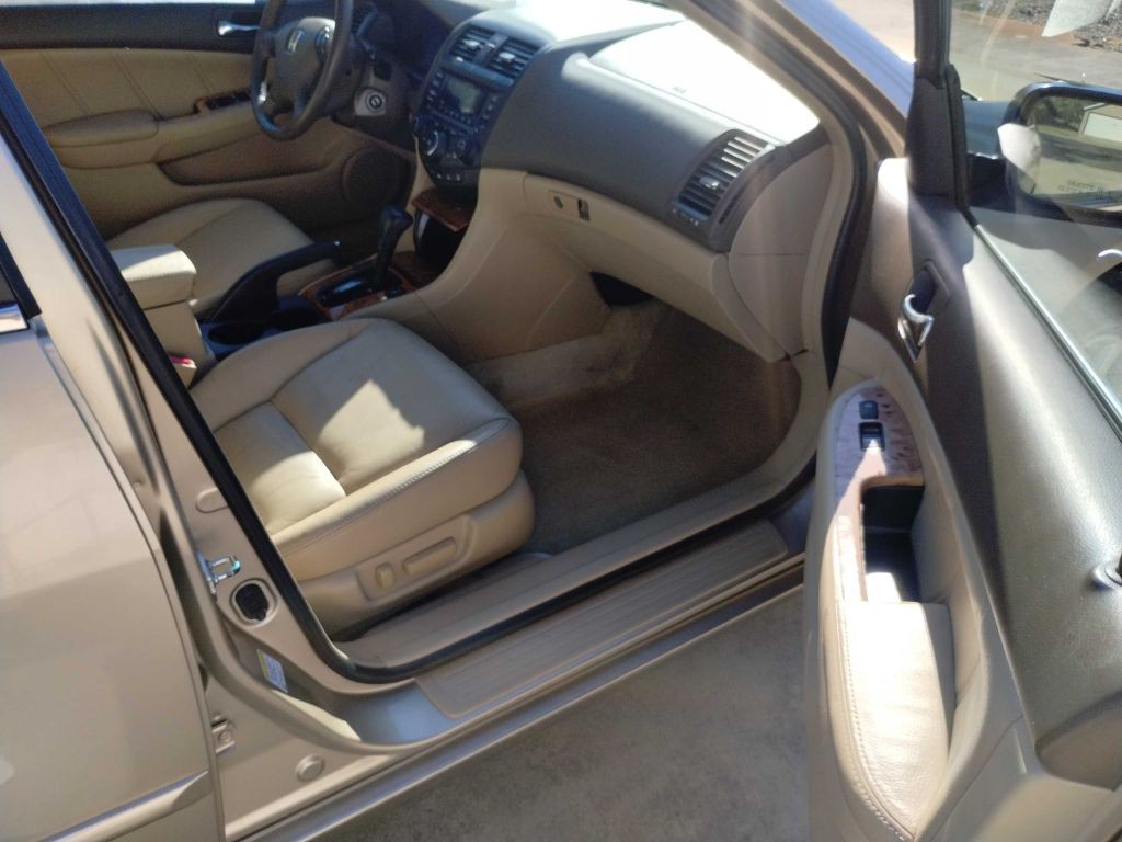 2004 Honda Accord Image 16