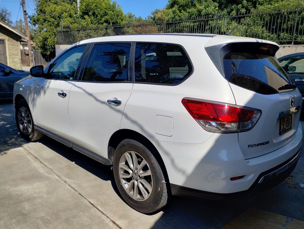 2013 Nissan Pathfinder Image 2