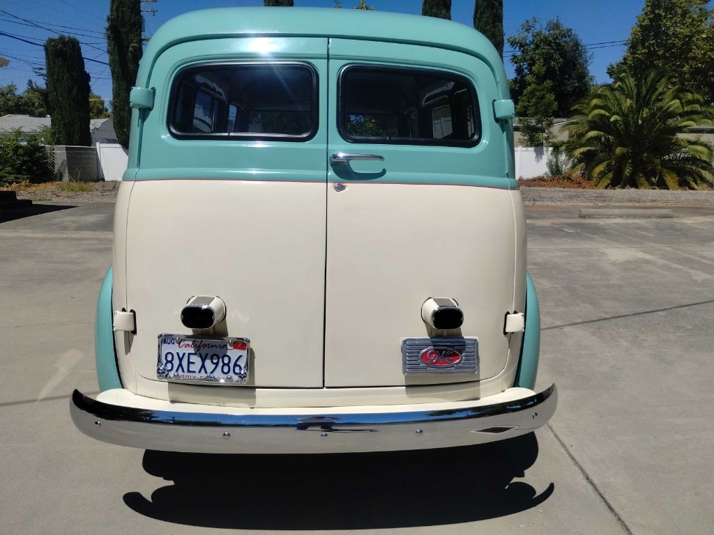 1953 GMC Suburan Image 9