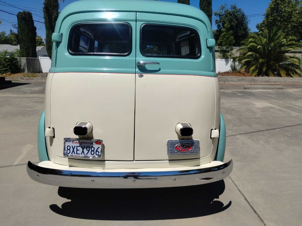 1953 GMC Suburan Image 11