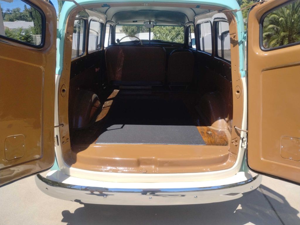 1953 GMC Suburan Image 13