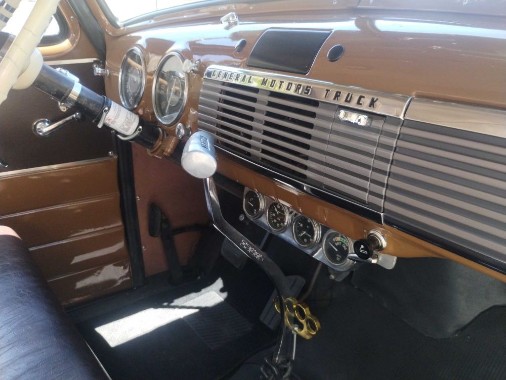 1953 GMC Suburan Image 18