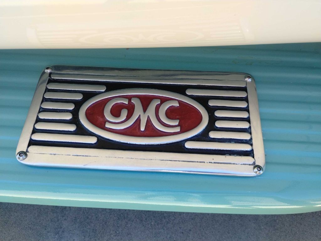 1953 GMC Suburan Image 21