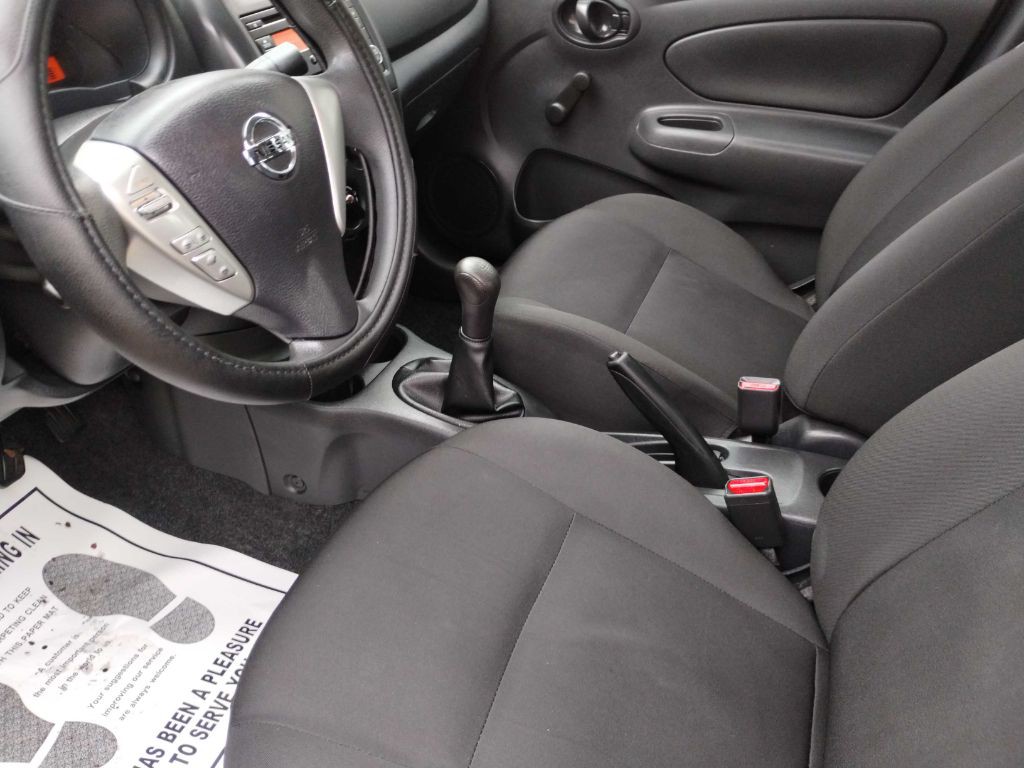 2015 Nissan Versa Image 18