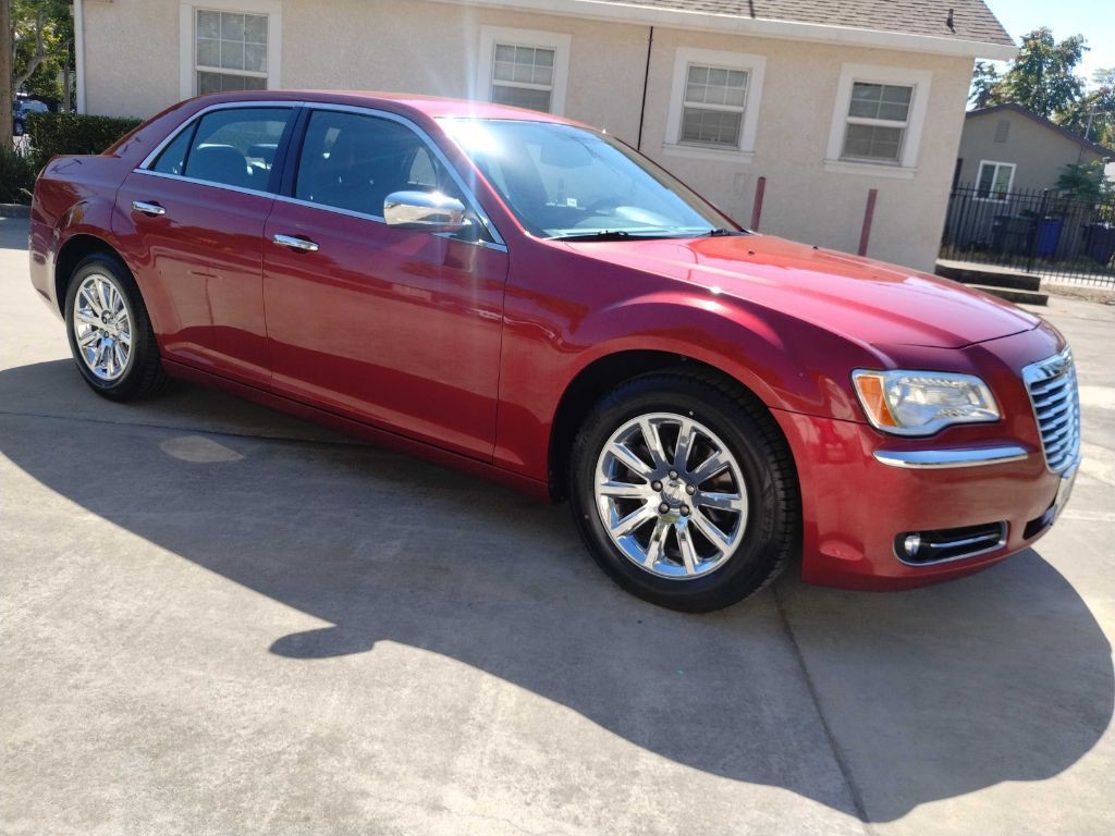 2012 Chrysler 300 Image 3