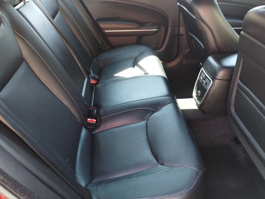 2012 Chrysler 300 Image 9