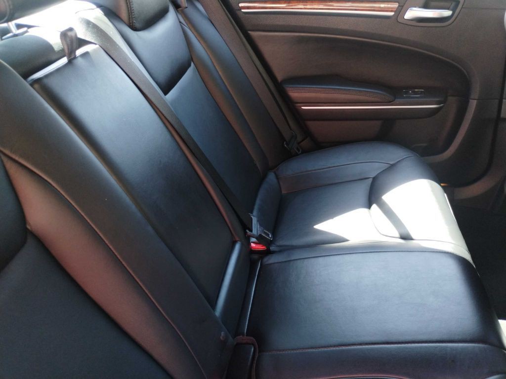 2012 Chrysler 300 Image 10