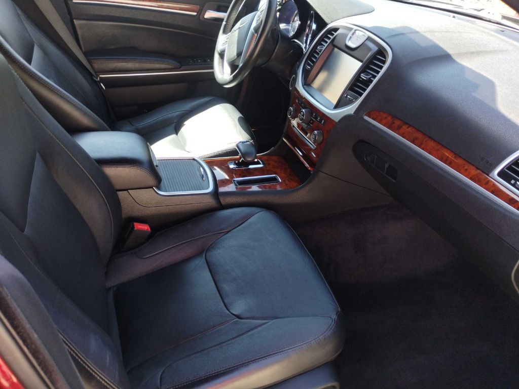 2012 Chrysler 300 Image 11