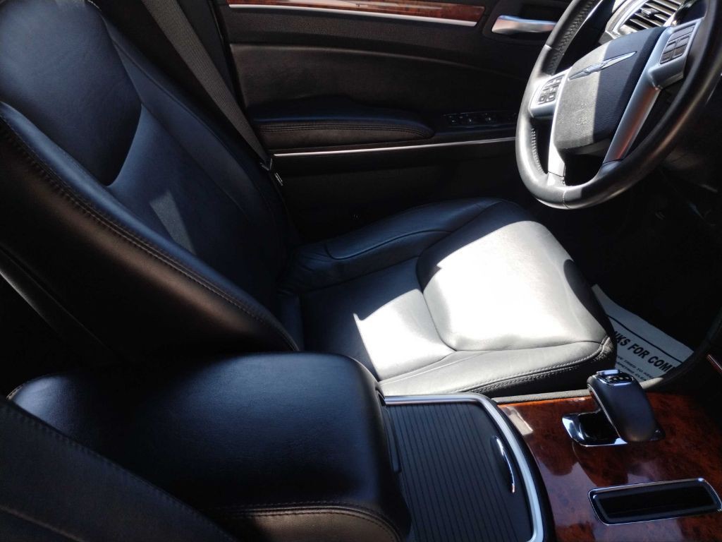 2012 Chrysler 300 Image 12