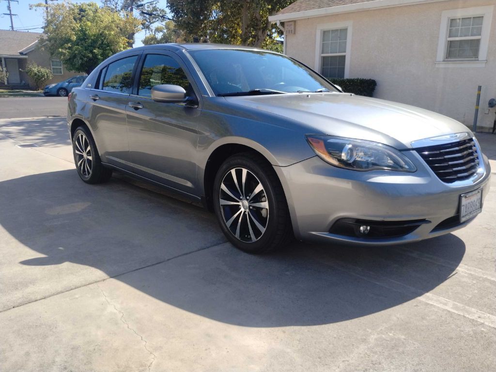 2013 Chrysler 200 Image 1
