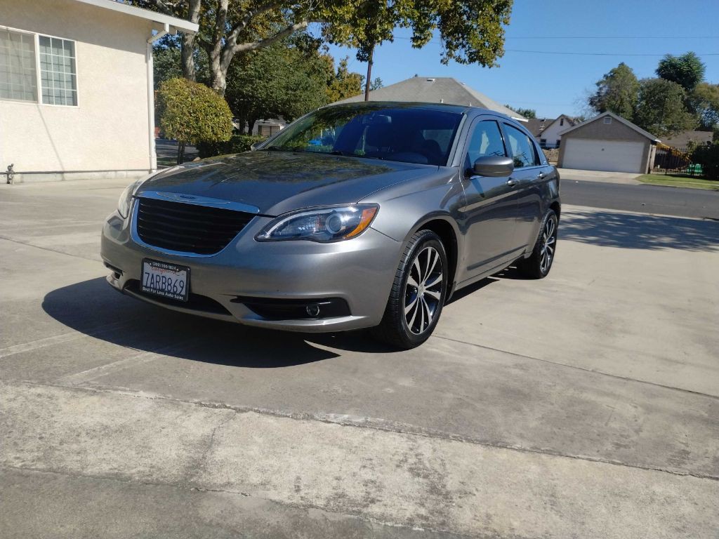 2013 Chrysler 200 Image 2