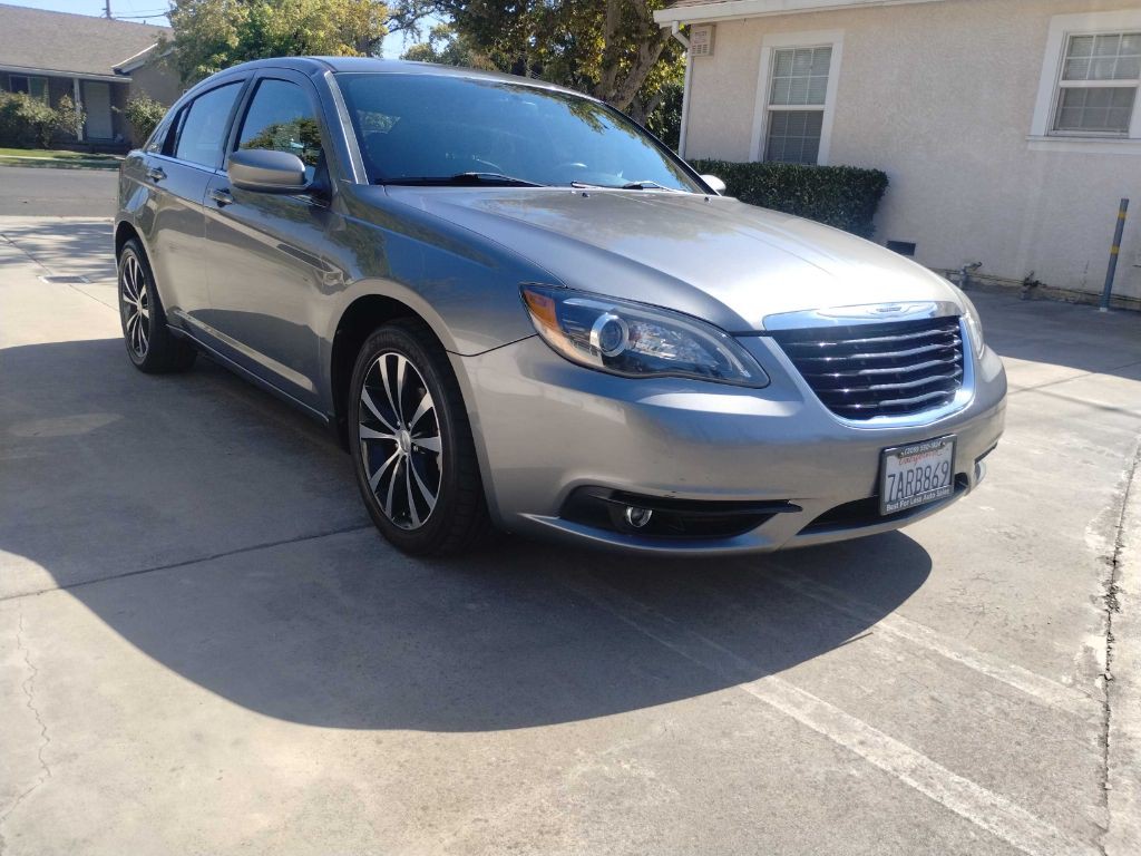 2013 Chrysler 200 Image 5