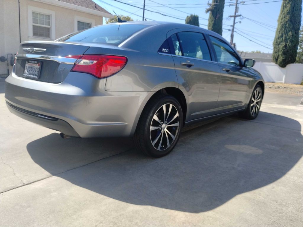 2013 Chrysler 200 Image 6