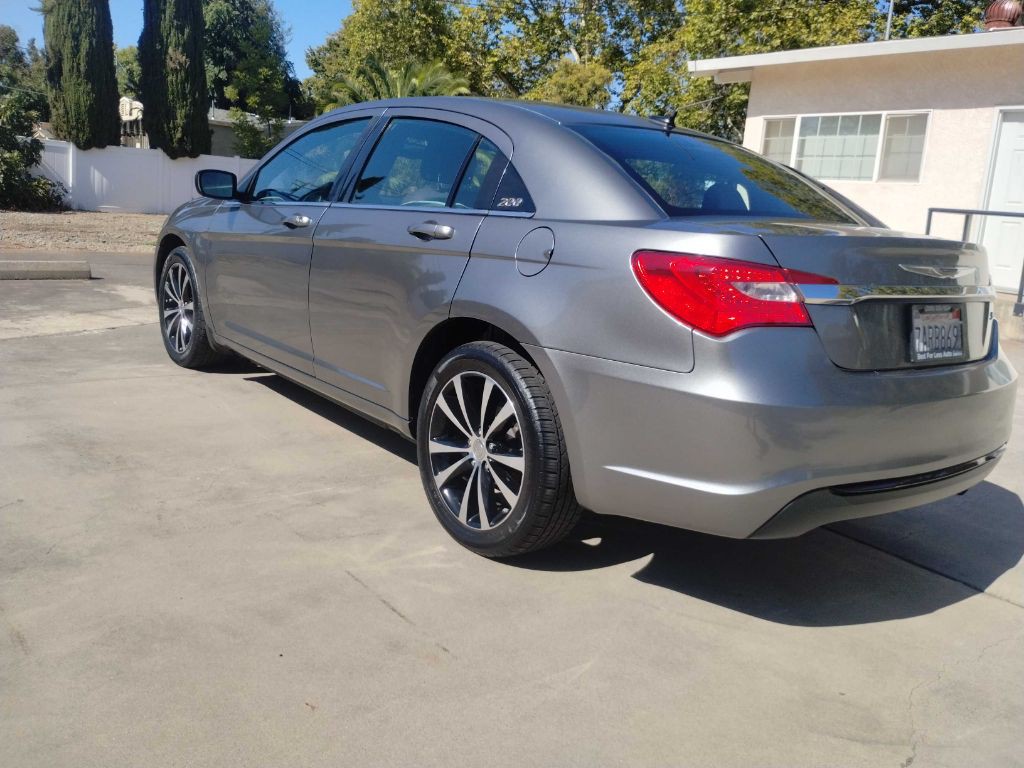 2013 Chrysler 200 Image 8