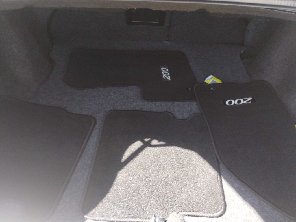 2013 Chrysler 200 Image 9