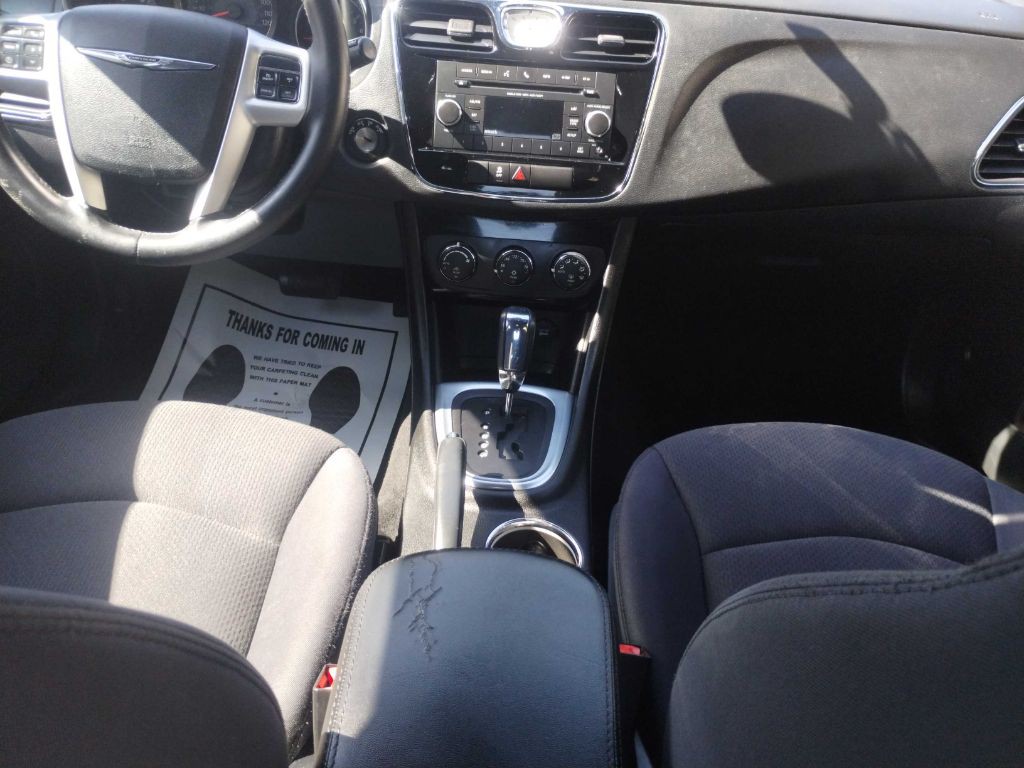 2013 Chrysler 200 Image 12