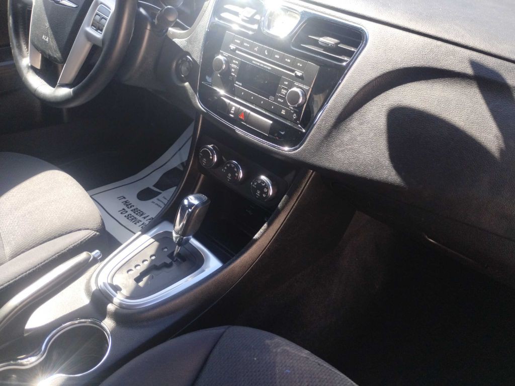 2013 Chrysler 200 Image 14