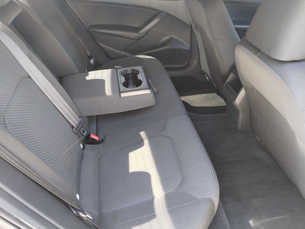 2014 Volkswagen Passat Image 17