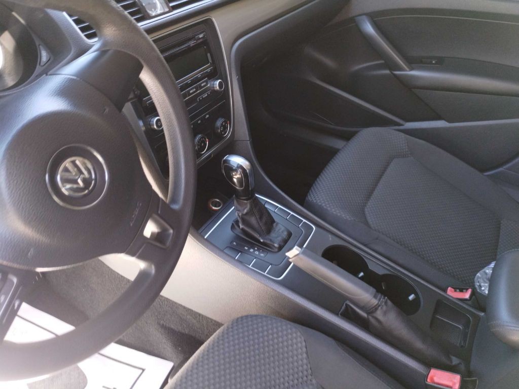 2014 Volkswagen Passat Image 24
