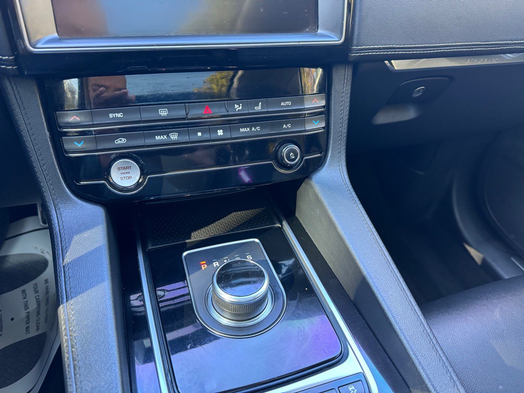 2019 Jaguar F-PACE Image 13