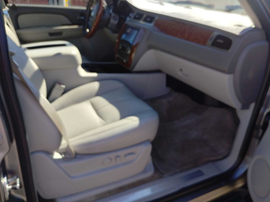 2007 Chevrolet Suburban Image 17