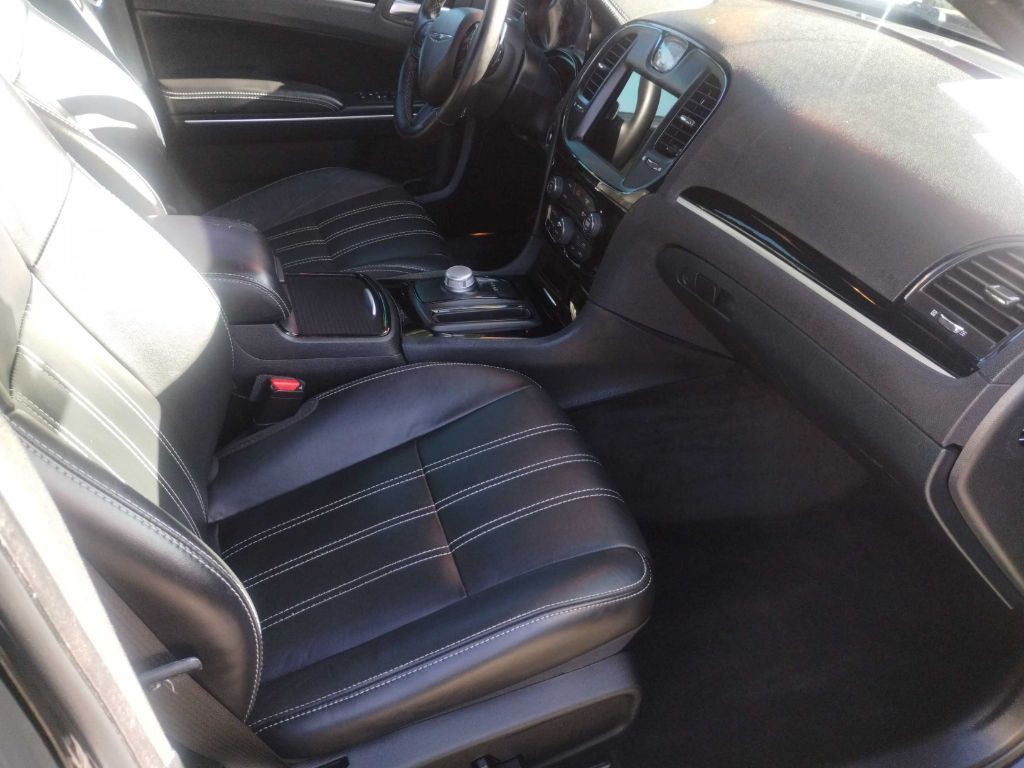 2018 Chrysler 300 Image 6