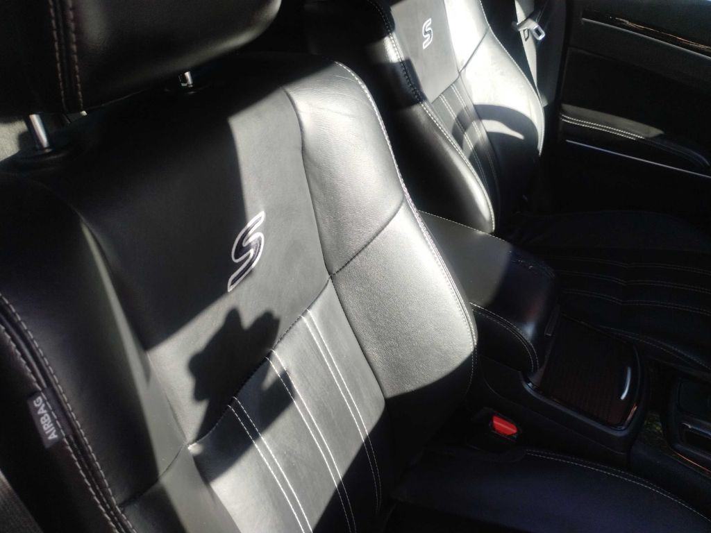 2018 Chrysler 300 Image 7