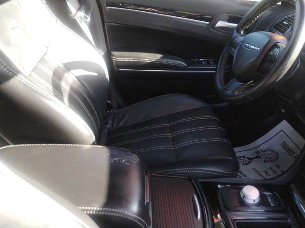 2018 Chrysler 300 Image 8