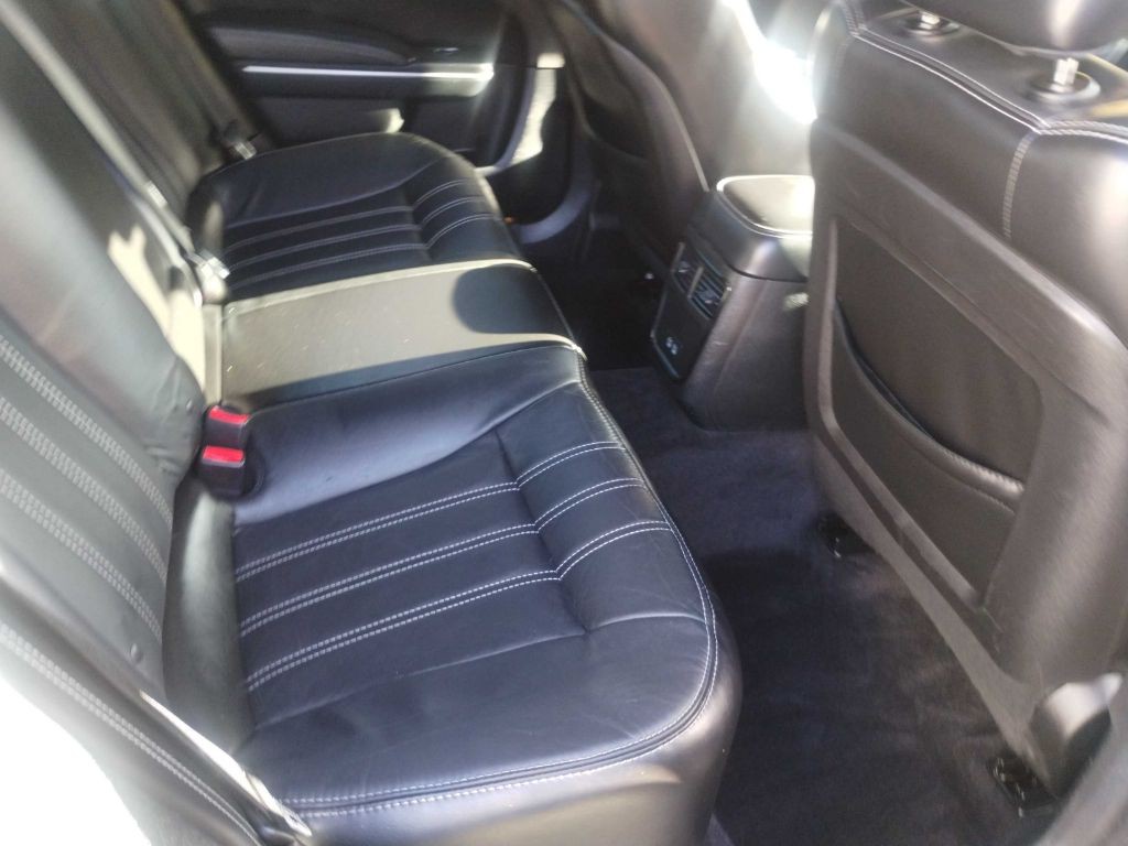 2018 Chrysler 300 Image 9